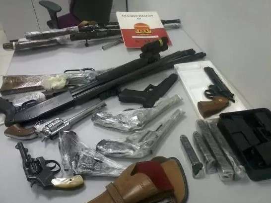 PM &eacute; chamada para atender briga e acha arsenal em condom&iacute;nio de luxo