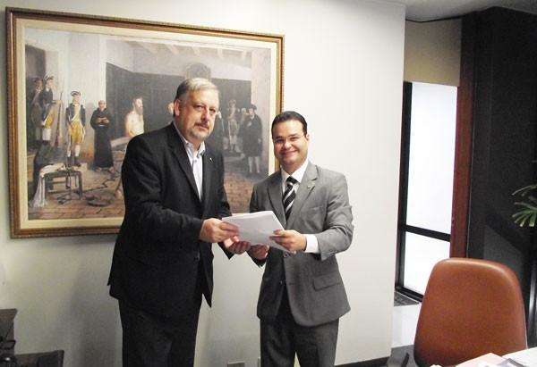 F&aacute;bio Trad entrega projeto para moderniza&ccedil;&atilde;o da lei das licita&ccedil;&otilde;es