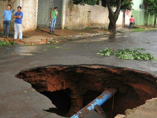 Temporal deixa rastro de destrui&ccedil;&atilde;o ap&oacute;s ventania, enchente e alagamento