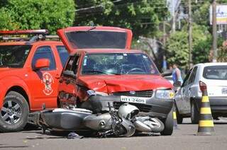 Carro ficou com a frente danificada. Segundo Moradores, o motociclista não respeitou a sinalização. (Foto: Alcides Neto) 