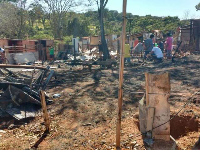 Fam&iacute;lias desabrigadas ap&oacute;s inc&ecirc;ndio buscam ajuda para recome&ccedil;ar