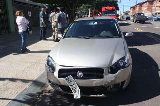 Com sem&aacute;foros estragados, carro capota em acidente na Cear&aacute; 