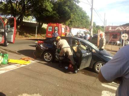 Colisão entre carro e ônibus deixa dois feridos no bairro Cabreúva