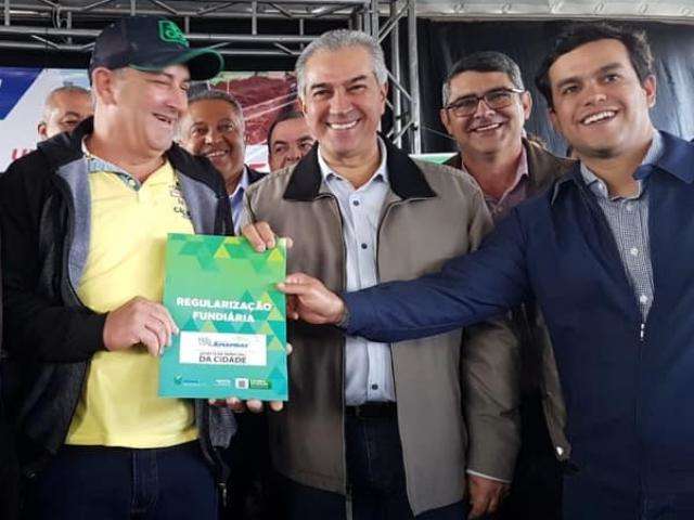 Reinaldo entrega t&iacute;tulos de im&oacute;veis para fam&iacute;lias e lan&ccedil;a mais obras no interior