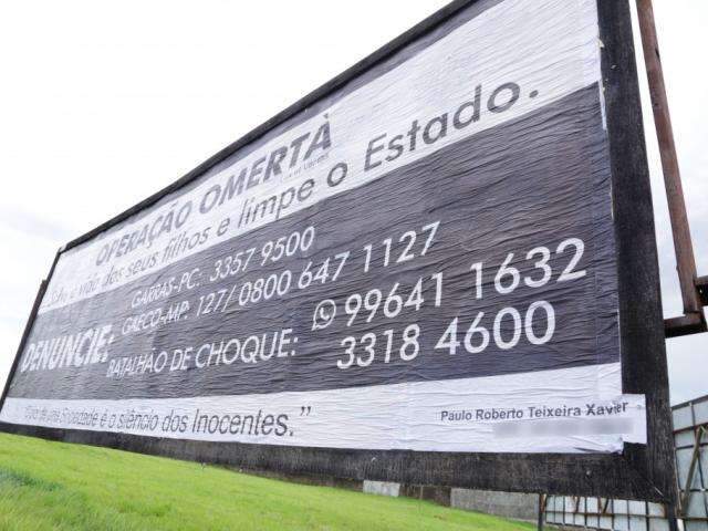 Exig&ecirc;ncia de assinatura torna p&uacute;blico quem contratou outdoor contra mil&iacute;cia