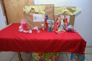 Na mesa da coleta tem bonecas que serão doadas na ação do Dia das Crianças (Foto: Paulo Francis)