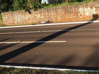 Para-choque do veículo foi deixado no local (Foto: Direto das ruas)