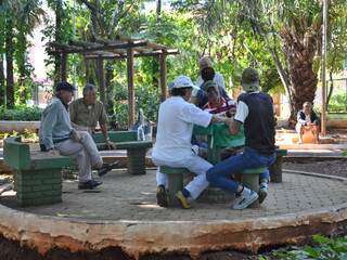 Enquanto a Praça Ary Coelho segue interditada, idosos migraram para o Horto Florestal. (Foto: Minamar Júnior)