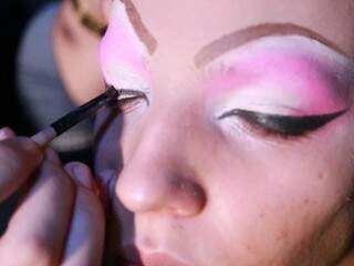 Detalhe de um olho, durante curso de maquiagem drag.