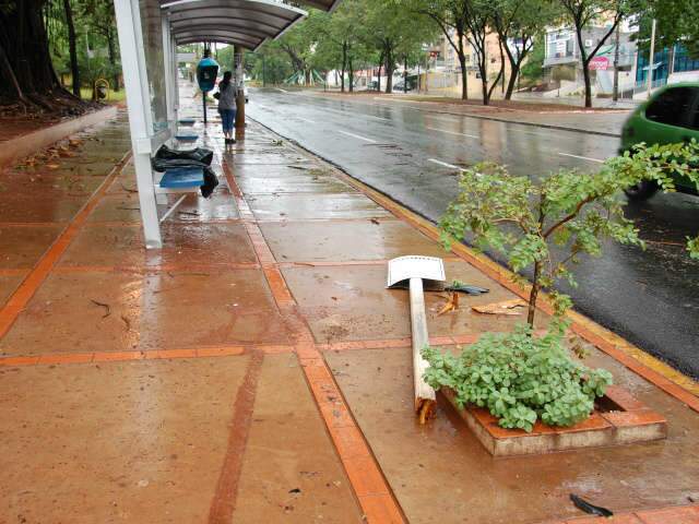  Motociclista perde controle na chuva e morre em acidente na Capital