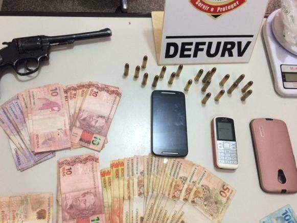 Adolescente &eacute; apreendida com droga em casa de suspeito de roubo de carros