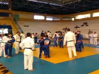 Judocas da base de MS treinam para as próximas competições (Foto: Bruna Kaspary)