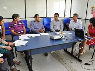 Prefeito Murilo (o segundo da direita para a esquerda) na reunião com os empresários do setor. (Foto:A. Frota)