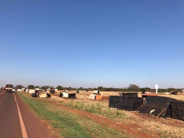 Sem-terra acampam &agrave; beira da BR-060 e s&atilde;o notificados a sair
