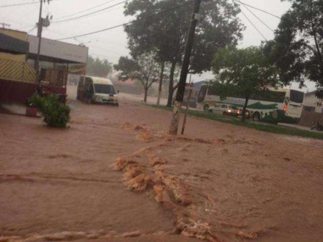 Temporal alaga principais ruas e avenida de Nova Alvorada do Sul