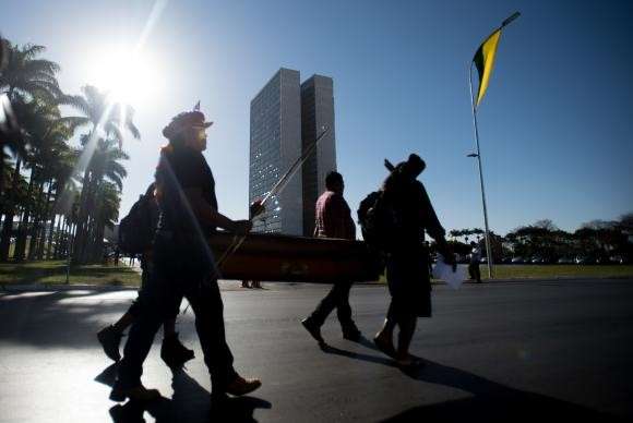 &Iacute;ndios protestam em Bras&iacute;lia contra assassinato de guarani-kaiow&aacute;