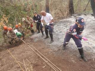 Bombeiros e Samu levam 1 hora para resgatar locutor que caiu em cachoeira