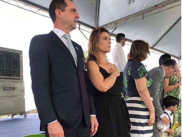 Senadora erra modelito no desfile de 7 de Setembro