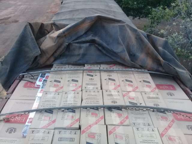 Com nota fiscal de farinha, carreta carregava cigarros contrabandeados