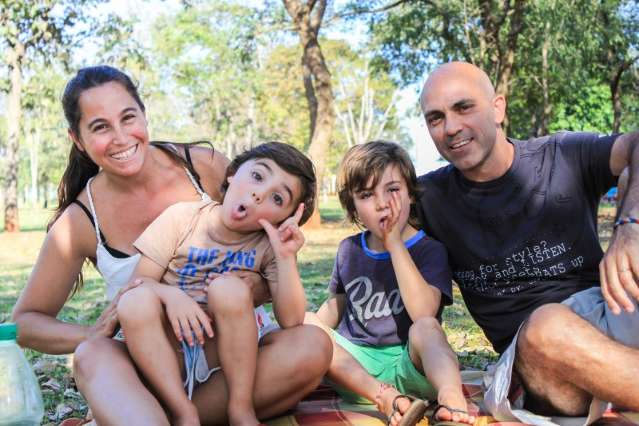  Fam&iacute;lia transforma van em casa e o mundo &eacute; quintal para brincar com os filhos 