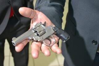 Polícia apreendeu revólver calibre 32 utilizado no crime da última quinta-feira (30). (Foto: Renan Nucci)