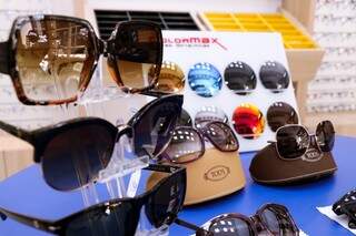 Loja tem mais de 50 modelos de óculos solares. (Foto: Henrique Kawaminami)