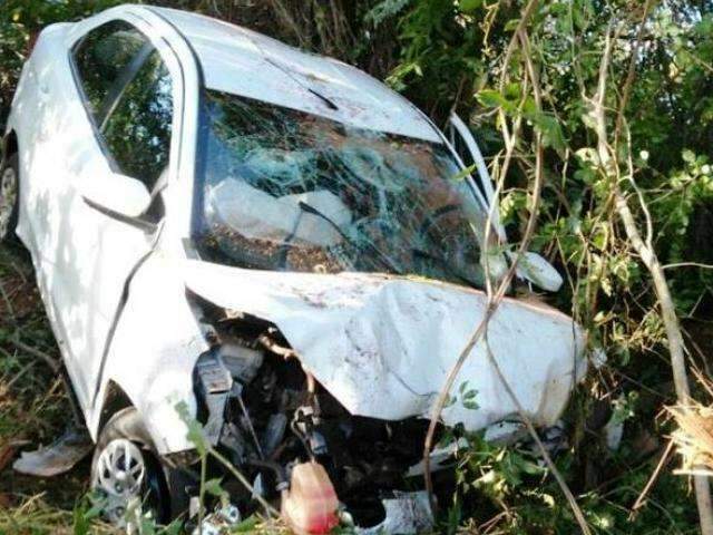 Condutor perde controle da dire&ccedil;&atilde;o, capota e carro bate em &aacute;rvore