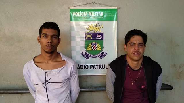Pol&iacute;cia prende dupla com carros preparados para transportar maconha