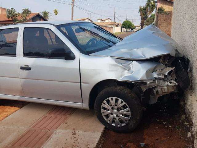 Carro bate em muro ap&oacute;s colis&atilde;o com moto e uma pessoa fica ferida