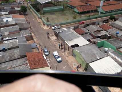 Helicóptero da Polícia Militar dá rasantes à caça de ladrões de carro