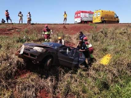 Motorista perde controle da dire&ccedil;&atilde;o e carro cai em barranco na BR-163