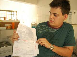 Tiago mostra o contrato da autoescola. (Foto: Simão Nogueira)