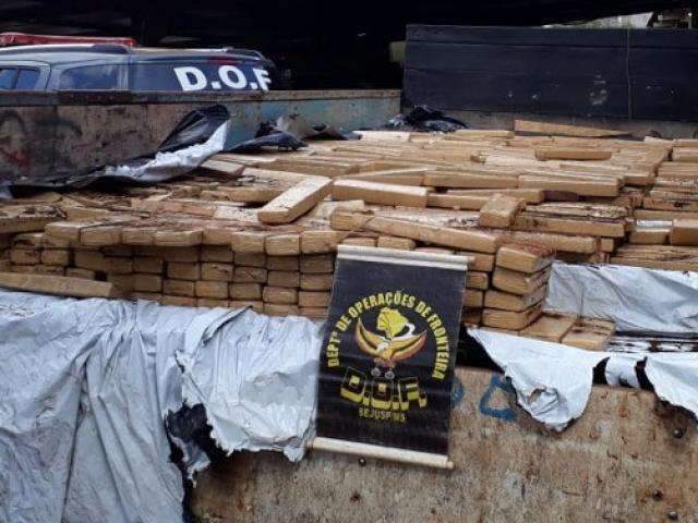 DOF apreende caminhonete com 1.570 quilos de maconha em distrito