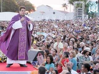 Padre Robson, que atrai multidões por onde passa, durante evento em Goiás (Foto: Divulgação)