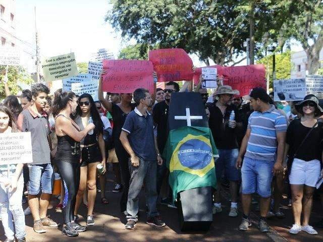 Em dia de manifesto, trabalhadores protestam contra deputado de MS