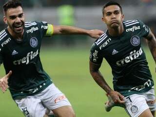 Dudu, a direita, correndo para perto da torcida após marcar. (Foto: Palmeiras FC)  