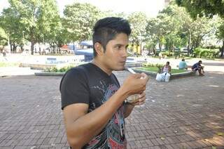 Rafael toma sorvete para amenizar o calor (Foto: Marcelo Calazans)