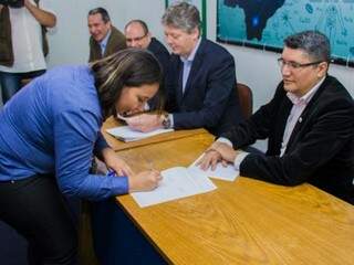 Contratos foram assinados na presença do secretário Jaime Verruck (Foto: Diva Riccio)