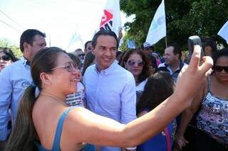 Marquinhos posa para foto com eleitora durante último ato de campanha, realizado no sábado. (Foto: Marcos Ermínio)