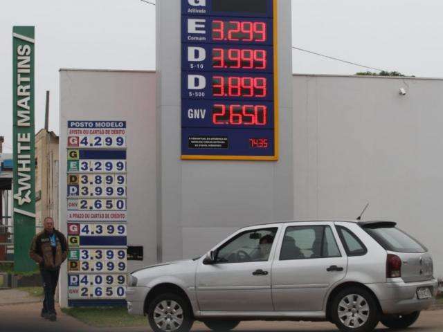 Uma semana ap&oacute;s an&uacute;ncio da queda de R$ 0,46, diesel ainda n&atilde;o baixou 