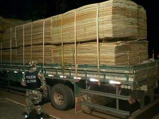 Madeira da espécie jacarandá era transportada ilegalmente em caminhão e foi apreendida em Juti (Foto: Divulgação/ PMA)