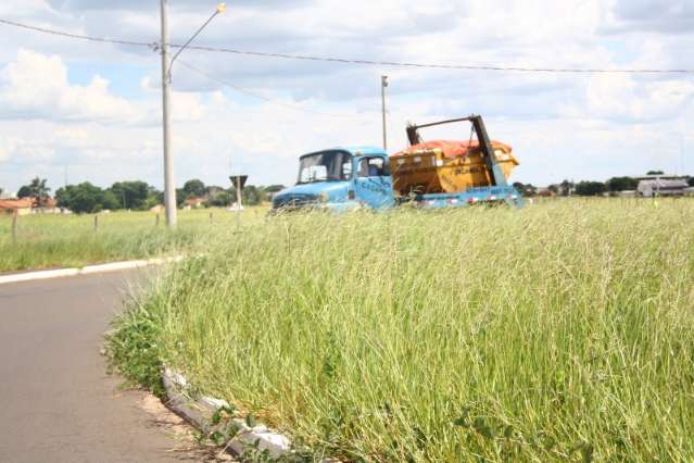 No Lar do Trabalhador, mato e falta de sinaliza&ccedil;&atilde;o atormentam moradores