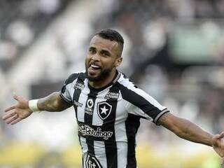 Jogador comemorando gol durante jogo na tarde deste domingo (Globo Esporte.com)