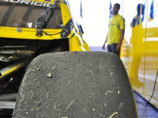 Pedras no asfalto aceleram desgaste dos pneus, dizem competidores