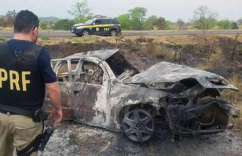 Carro capota, pega fogo e traficante abandona meia tonelada de maconha 