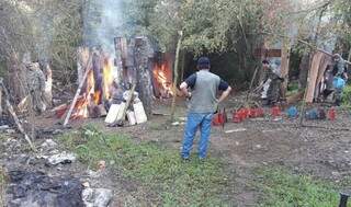 Policiais paraguaios queimam acampamento de plantadores de maconha (Foto: Última Hora)