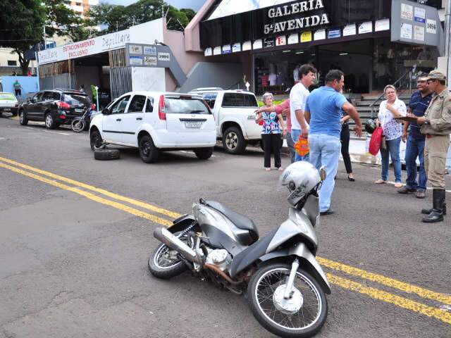  Motociclista bate em Fiesta, &ldquo;roda no ar&rdquo; e tem ferimentos leves