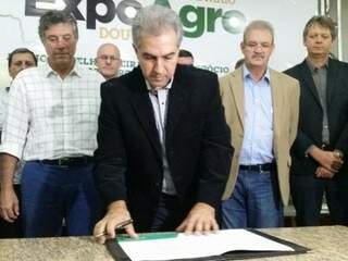 Governador assina decreto que visa dar mais competitividade aos produtos sul-mato-grossenses (Foto: Eliel Oliveira)