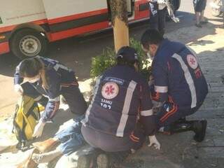 Equipe de resgate tentando reanimar a vítima (Foto: Rodrigo de Freitas / Rádio Caçula) 