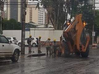 Trabalhadores tapando buraco em frente a igreja São José (Foto: Direto das Ruas)